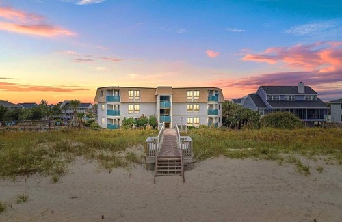 Murrells Inlet Condo | Uncrowded Beachfront Getaway with an Ocean view