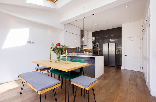 Tooting House | Under Southwest Skies, by Veeve