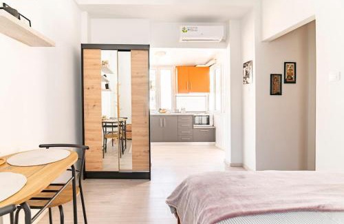 Exarhia Apartment | Under the Hill