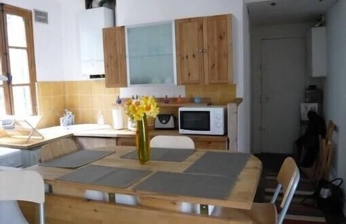Quartier des Grandes-Carrieres Apartment | Under the roofs of Montmartre, romantic and comfortable- Wifi - Lift
