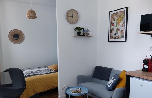 Le Hommet-d'Arthenay Apartment | Une Ancienne École Rénovée, Amoureux de Nature et de Vielles Pierres