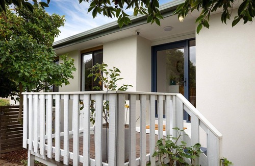 East Albury House | Une Petite Touche de France à Albury - Comfortable three bedroom home with lots of French charm