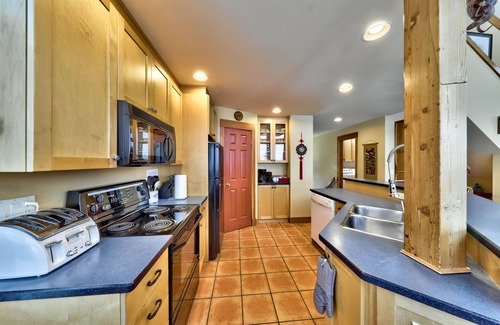 Sunburst Estates Ski Chalet | Unforgettable All Season Retreat True Ski In/Out Sleeps 10 Adults or 14 total