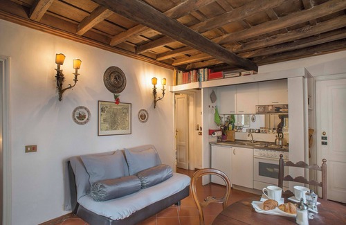 Rione XI Sant'Angelo Apartment | Unforgettable 'Roman Holidays' on foot between monuments and fountains - free WiFi