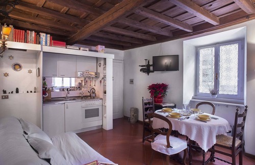 Rione XI Sant'Angelo Apartment | Unforgettable 'Roman Holidays' on foot between monuments and fountains - free WiFi
