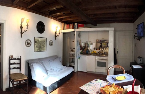 Rione XI Sant'Angelo Apartment | Unforgettable 'Roman Holidays' on foot between monuments and fountains - free WiFi