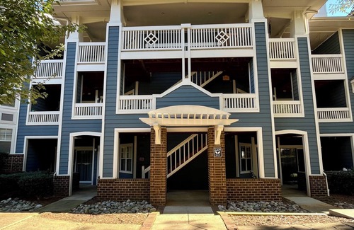 Dilworth Apartment | Unfurnished top floor condo in walkable, tree lined neighborhood