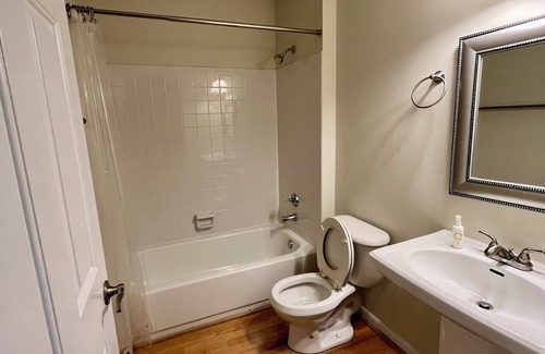 Dilworth Apartment | Unfurnished top floor condo in walkable, tree lined neighborhood