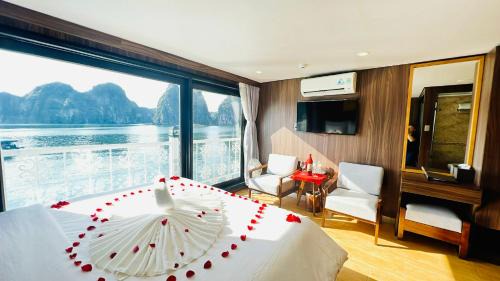 Ha Long Boat Rental | UniCharm Cruise