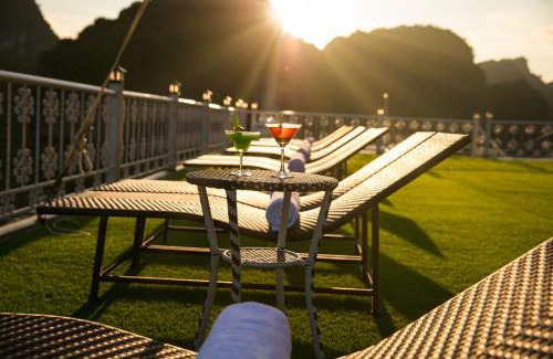 Ha Long Boat Rental | UniCharm Cruise