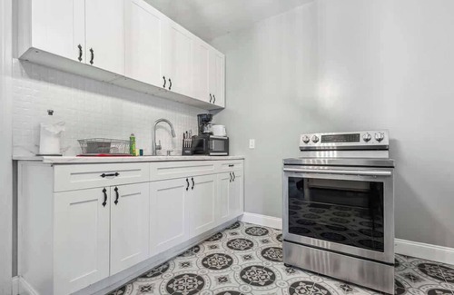 Downtown Niagara Falls House | Unique 5BR,3BA minutes from the falls