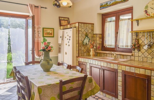 Isola di Capo Rizzuto House | Unique and colorful house with large private garden