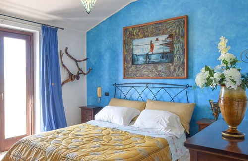 Isola di Capo Rizzuto House | Unique and colorful house with large private garden