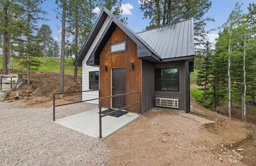 Deadwood Cabin | Unique and Cozy New Cabin 2 Miles to Deadwood, 1/4 Mile off Hwy!