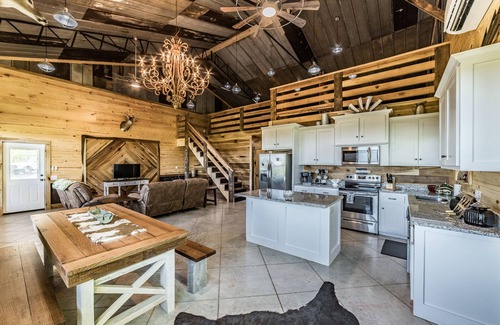 Grant Cabin | Unique and tranquil mountain-side getaway, close to Guntersville Lake.