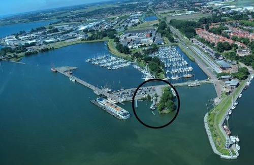 Enkhuizen Boat Rental | Unique cabin at Enkhuizen harbour