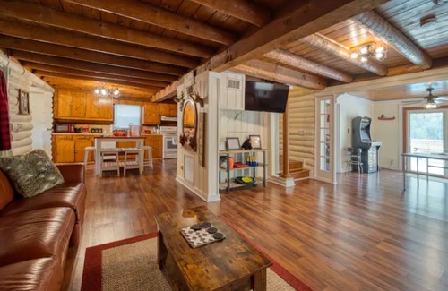 Bearss Plaza House | Unique cabin in the city pool home