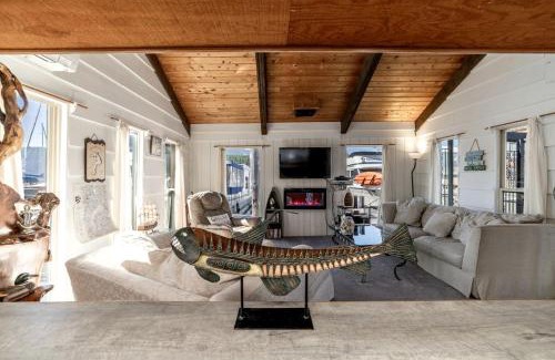 Bayview House | Unique Floating Home on Lake Pend O'reille near Coeur d’Alene, Perfect for a Weekend on the Water