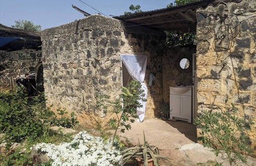 Rosh Pinna Apartment | Unique Galilee courtyard garden room in Rosh Pinna