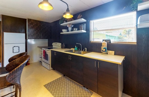 Carrabelle House | Unique getaway by the beach with fast WiFi and central AC - snowbirds welcome