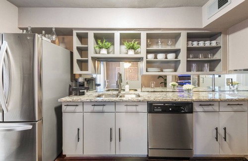 Junius Heights Condo | Unique Lux Condo w/resort pool, hot tub, dry sauna, led therapy bed