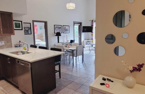 South Pandosy Apartment | Unique Luxury penthouse/large deck Playa del Sol