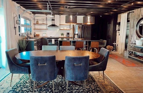 Somerset House | Unique Modern - Rustic Retreat