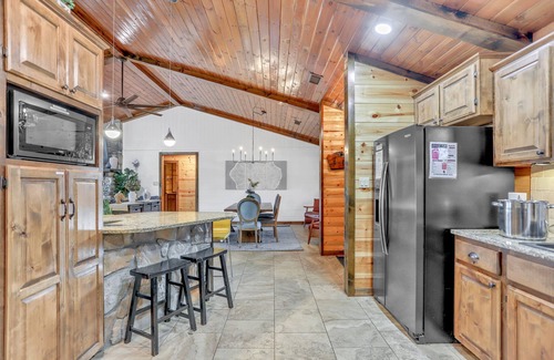 Octavia Cabin | Unique private location, million-dollar views, pickleball, 1-story, river access & more