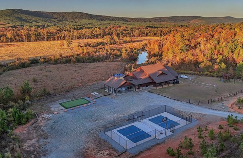 Octavia Cabin | Unique private location, million-dollar views, pickleball, 1-story, river access & more