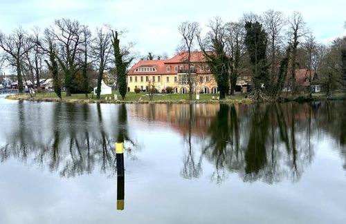 Oberhavel Boat Rental | Unique Water Stay Tiny Hausboot für 2 Personen
