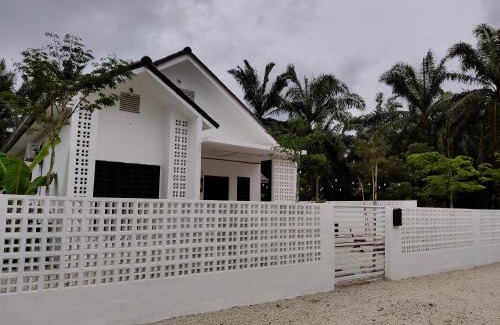 Serom House | Unit 01 Homestay Private pool & Netflix Muar