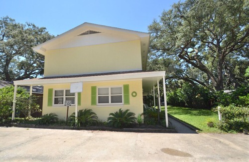 Jekyll Island House | Unit 2- Jekyll Island Updated Beachy Townhome Stephs from the Ocean!
