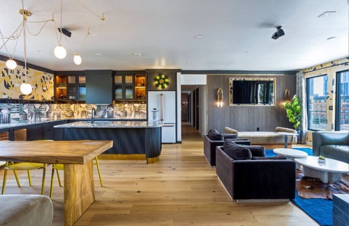 East Cesar Chavez House | (Unit 5) 6th Street Suite: 4BR/11Beds - Pool, Roofdeck, Garden Bars, Walk To Everything!
