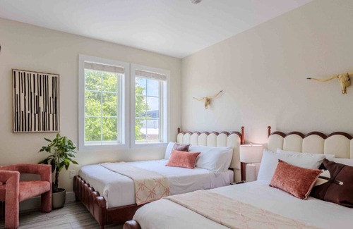 East Cesar Chavez House | (Unit 5) 6th Street Suite: 4BR/11Beds - Pool, Roofdeck, Garden Bars, Walk To Everything!