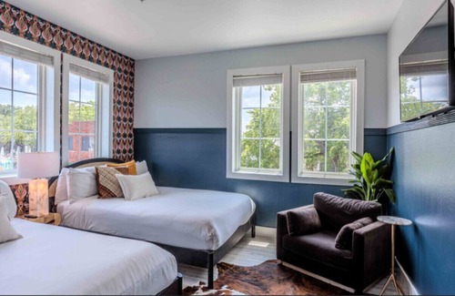 East Cesar Chavez House | (Unit 5) 6th Street Suite: 4BR/11Beds - Pool, Roofdeck, Garden Bars, Walk To Everything!