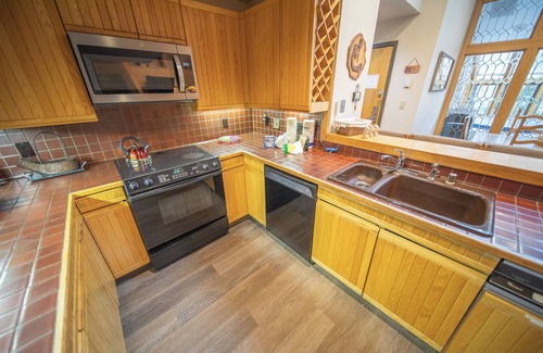 Mountain House Condo | Unit with Private Hot Tub & fast Walk to Lifts