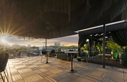 East Cesar Chavez House | Units 1+2 Inn Cahoots on 6th: 10BR/26Bed - Pool,Roofdeck, Garden Bars, Walk To Everything!