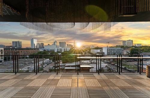 East Cesar Chavez House | Units 4+5 Inn Cahoots: 8BR/22Bed - Pool, Roofdeck, Garden Bars, Walk To Everything!