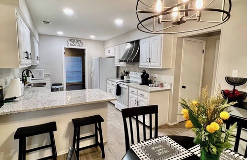 Universal City House | Universal City 4BR Furnished Relocation Housing Randolph AFB Wi-Fi Washer/Dryer
