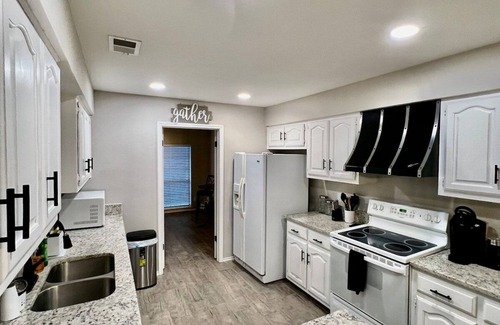 Universal City House | Universal City 4BR Furnished Relocation Housing Randolph AFB Wi-Fi Washer/Dryer