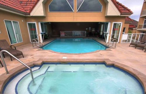 North End Condo | Unobstructed Lakeview/ Top Floor with Loft/ Sleeps 8