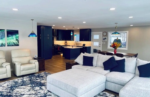 South Addition House | Unobstructed WATERFRONT views, downtown, trails!