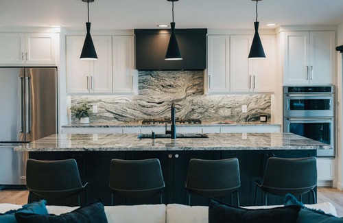 Afton House | Unparallel Views, Modern Luxury, Hot Tub, Ultimate Getaway!