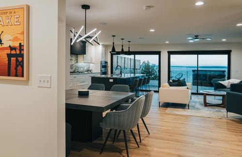 Afton House | Unparallel Views, Modern Luxury, Hot Tub, Ultimate Getaway!