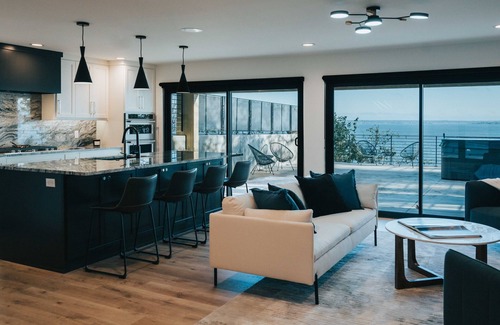 Afton House | Unparallel Views, Modern Luxury, Hot Tub, Ultimate Getaway!