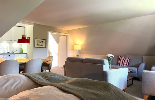 Großmorsum Apartment | Unterm Reet, 100qm für bis zu 5 Personen - Altes Friesenhaus