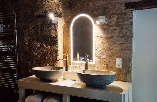 Doue-la-Fontaine Apartment | Unusual Getaway in a Troglodyte Home