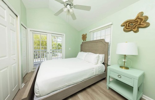 Marathon Hotel | Unwind and Relax! Amazing Unit w/Spacious Living Room, Balcony, Onsite Pool
