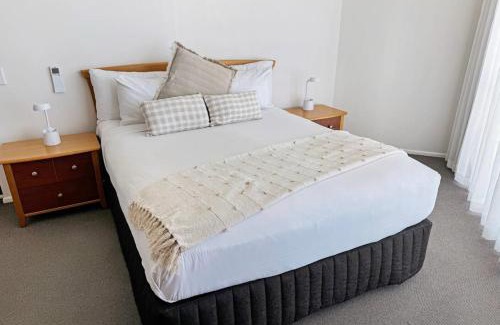 Alexandra Headland Apartment | Unwind in Coastal Resort -1 bedroom