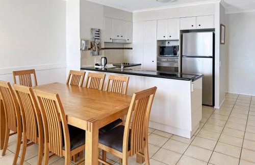 Alexandra Headland Apartment | Unwind in Coastal Resort -1 bedroom
